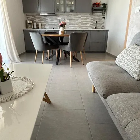 Nika & Eva Valun Cres